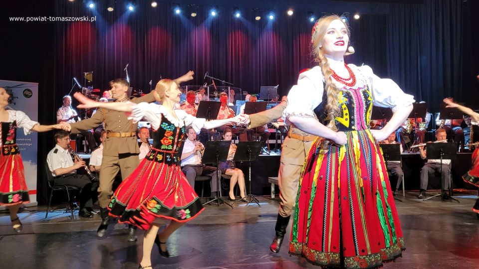 Zdjęcie z koncertu Orkiestry Koncertowej Reprezentacyjnego Zespołu Artystycznego Wojska Polskiego, który odbył się z okazji Dnia Kobiet w piątek, 11 marca 2022 roku, w sali koncertowej w Powiatowym Centrum Animacji Społecznej w Tomaszowie Mazowieckim Zdjęcie z koncertu Orkiestry Koncertowej Reprezentacyjnego Zespołu Artystycznego Wojska Polskiego, który odbył się z okazji Dnia Kobiet w piątek, 11 marca 2022 roku, w sali koncertowej w Powiatowym Centrum Animacji Społecznej w Tomaszowie Mazowieckim