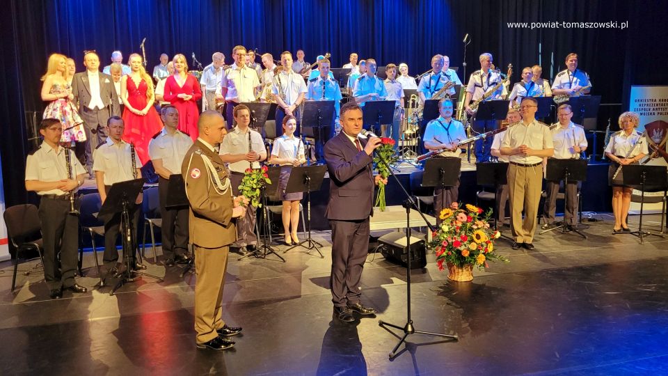 Zdjęcie z koncertu Orkiestry Koncertowej Reprezentacyjnego Zespołu Artystycznego Wojska Polskiego, który odbył się z okazji Dnia Kobiet w piątek, 11 marca 2022 roku, w sali koncertowej w Powiatowym Centrum Animacji Społecznej w Tomaszowie Mazowieckim Zdjęcie z koncertu Orkiestry Koncertowej Reprezentacyjnego Zespołu Artystycznego Wojska Polskiego, który odbył się z okazji Dnia Kobiet w piątek, 11 marca 2022 roku, w sali koncertowej w Powiatowym Centrum Animacji Społecznej w Tomaszowie Mazowieckim