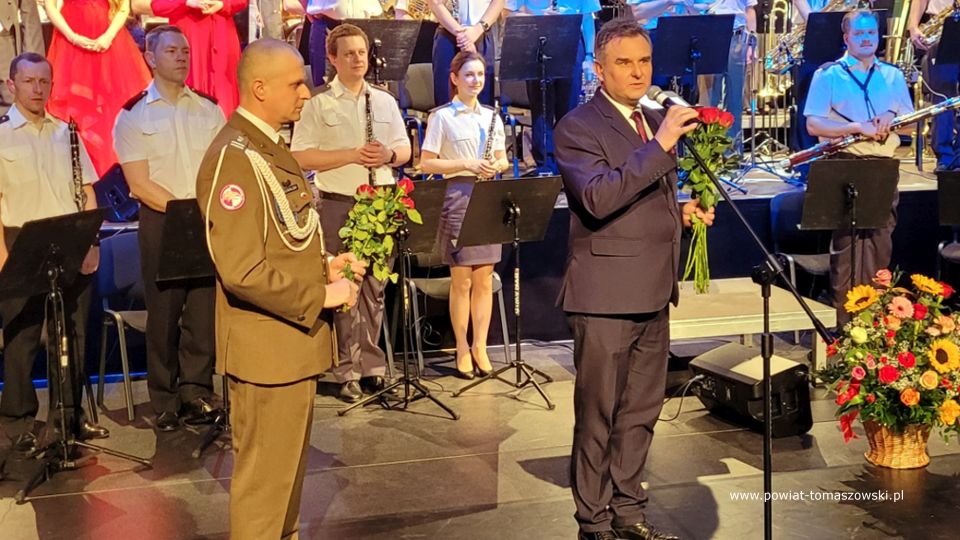 Zdjęcie z koncertu Orkiestry Koncertowej Reprezentacyjnego Zespołu Artystycznego Wojska Polskiego, który odbył się z okazji Dnia Kobiet w piątek, 11 marca 2022 roku, w sali koncertowej w Powiatowym Centrum Animacji Społecznej w Tomaszowie Mazowieckim Zdjęcie z koncertu Orkiestry Koncertowej Reprezentacyjnego Zespołu Artystycznego Wojska Polskiego, który odbył się z okazji Dnia Kobiet w piątek, 11 marca 2022 roku, w sali koncertowej w Powiatowym Centrum Animacji Społecznej w Tomaszowie Mazowieckim