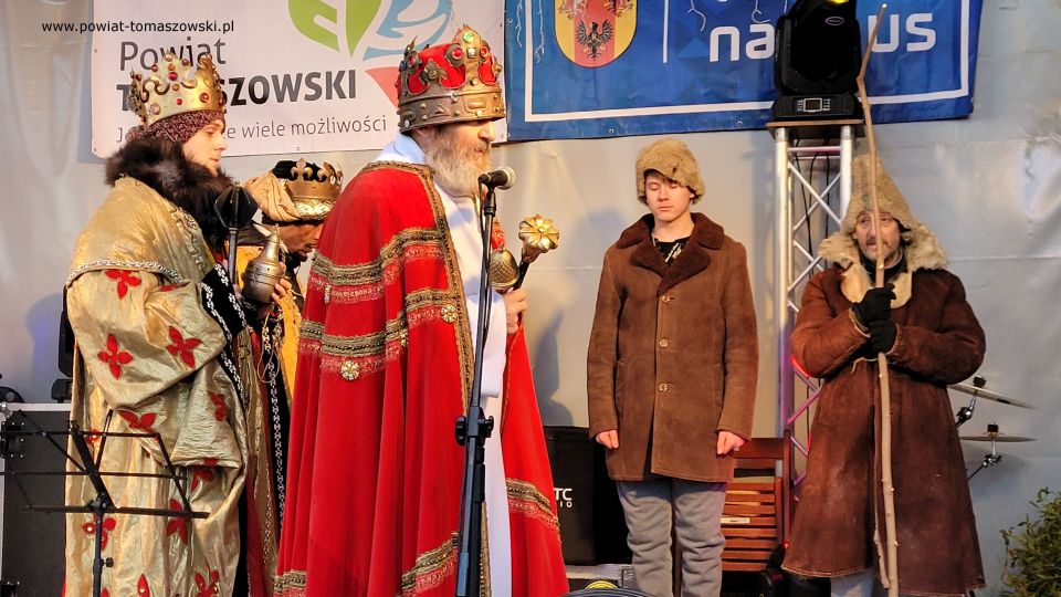 Na zdjęciu: uczestnicy 10. edycji Orszaku Trzech Króli, który odbył się w czwartek, 6 stycznia 2022 roku w Tomaszowie Mazowieckim Na zdjęciu: uczestnicy 10. edycji Orszaku Trzech Króli, który odbył się w czwartek, 6 stycznia 2022 roku w Tomaszowie Mazowieckim