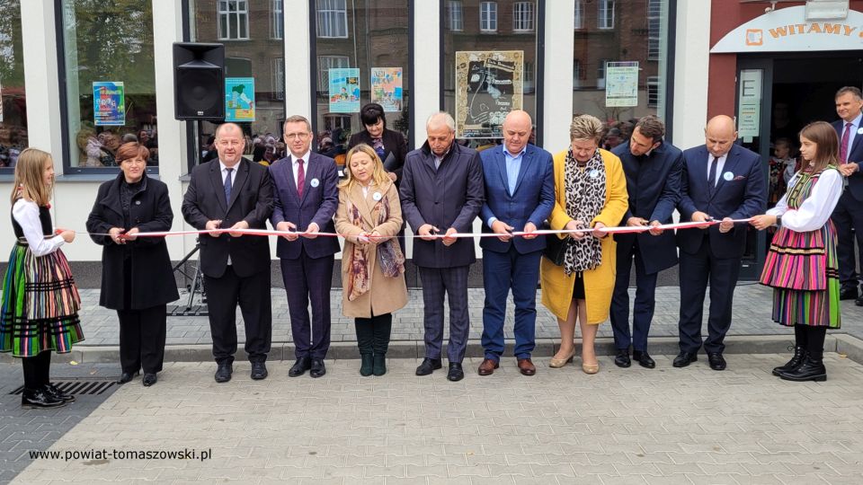 Na zdjęciu: zdjęcie z oficjalnego otwarcia Powiatowego Centrum Animacji Społecznej w Tomaszowie Mazowieckim, które odbyło się w niedzielę, 17 października 2021 roku