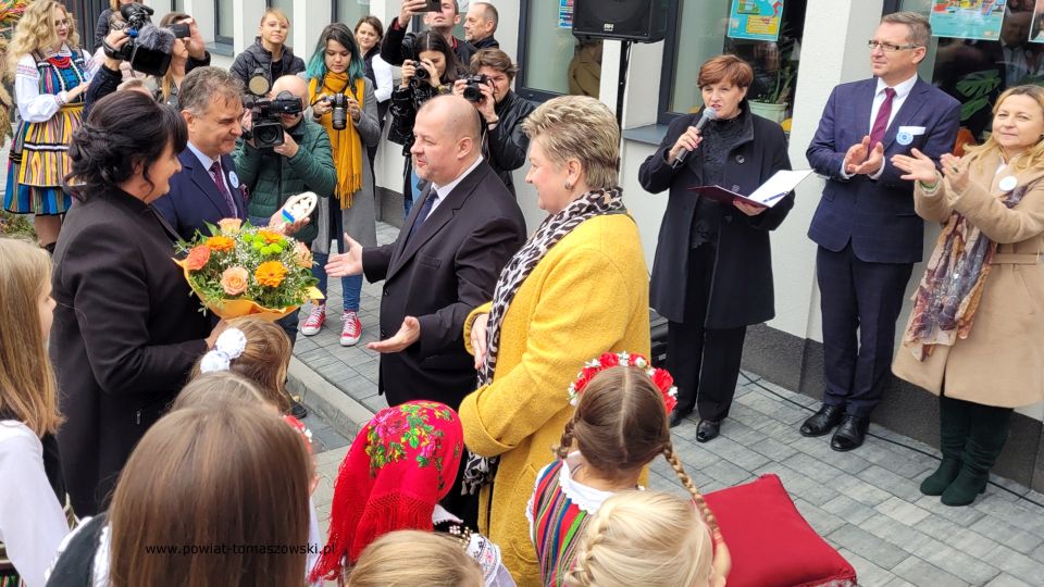 Na zdjęciu: zdjęcie z oficjalnego otwarcia Powiatowego Centrum Animacji Społecznej w Tomaszowie Mazowieckim, które odbyło się w niedzielę, 17 października 2021 roku