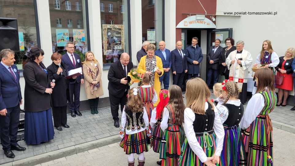 Na zdjęciu: zdjęcie z oficjalnego otwarcia Powiatowego Centrum Animacji Społecznej w Tomaszowie Mazowieckim, które odbyło się w niedzielę, 17 października 2021 roku