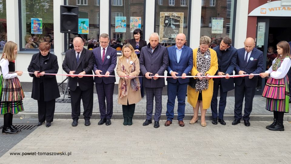 Na zdjęciu: zdjęcie z oficjalnego otwarcia Powiatowego Centrum Animacji Społecznej w Tomaszowie Mazowieckim, które odbyło się w niedzielę, 17 października 2021 roku