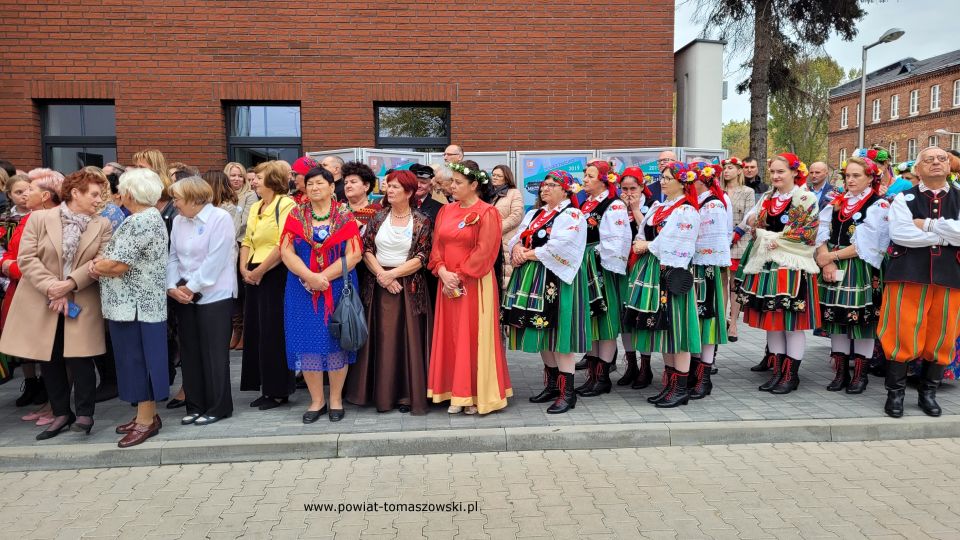 Na zdjęciu: zdjęcie z oficjalnego otwarcia Powiatowego Centrum Animacji Społecznej w Tomaszowie Mazowieckim, które odbyło się w niedzielę, 17 października 2021 roku