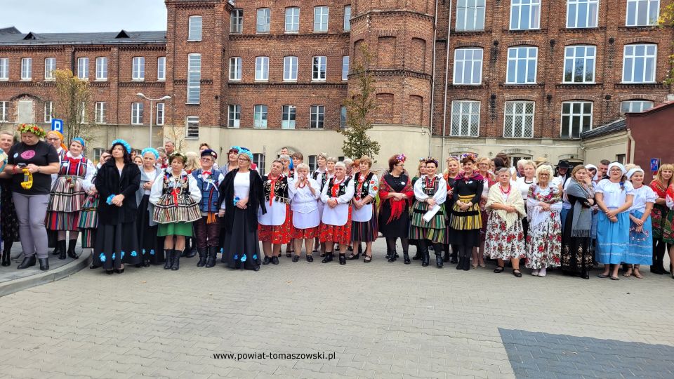 Na zdjęciu: zdjęcie z oficjalnego otwarcia Powiatowego Centrum Animacji Społecznej w Tomaszowie Mazowieckim, które odbyło się w niedzielę, 17 października 2021 roku