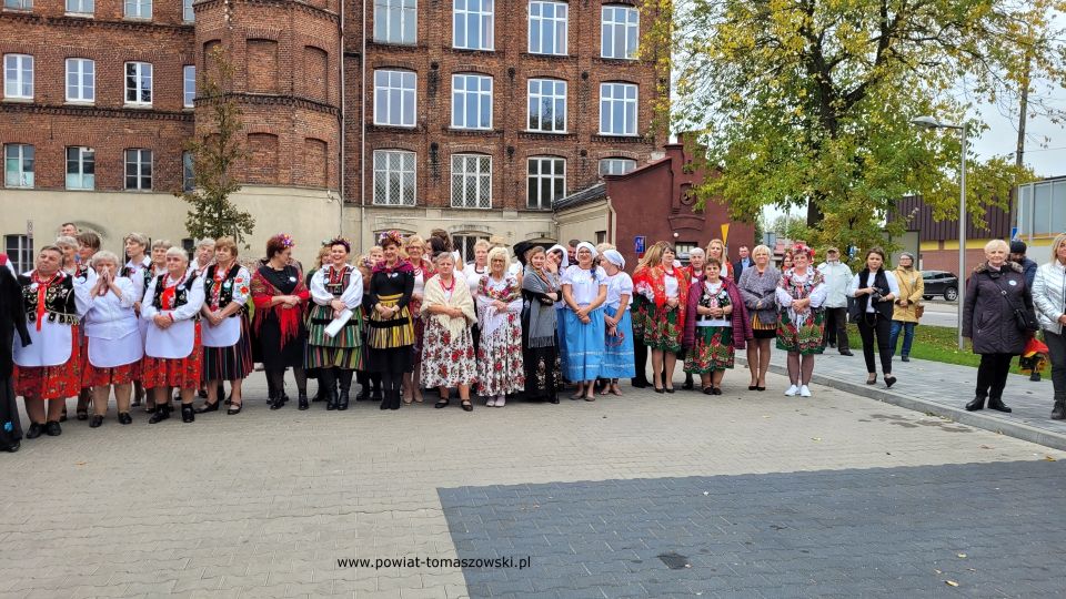 Na zdjęciu: zdjęcie z oficjalnego otwarcia Powiatowego Centrum Animacji Społecznej w Tomaszowie Mazowieckim, które odbyło się w niedzielę, 17 października 2021 roku