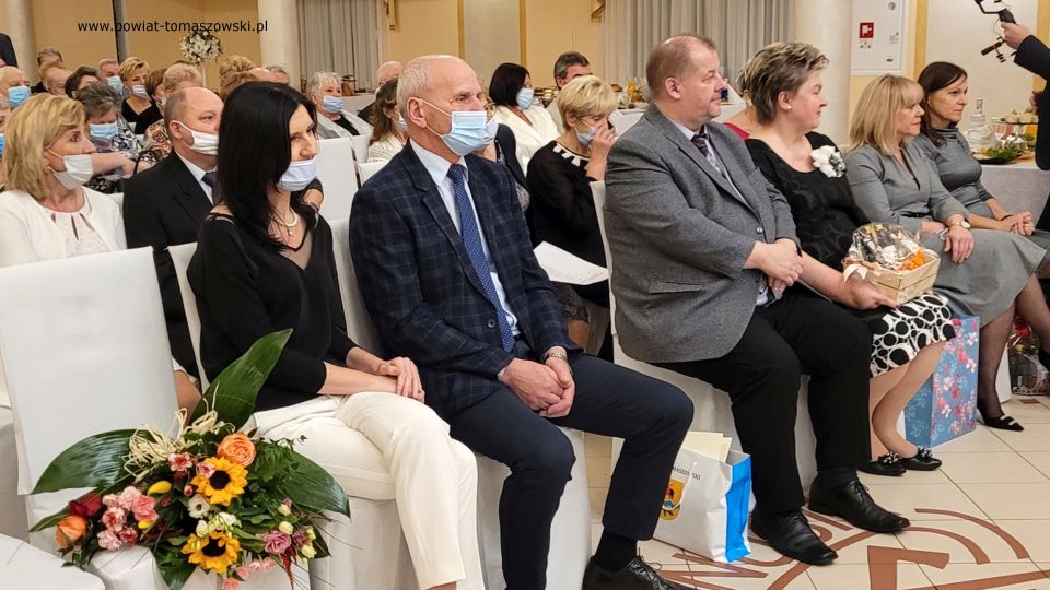 Na zdjęciu: zdjęcie z Dnia Seniora połączonego z obchodami 103. rocznicy odzyskania niepodległości przez Polskę w Krajowym Stowarzyszeniu Seniorów „Pasja” z Tomaszowa Mazowieckiego, które odbyło się w czwartek, 12 listopada 2021 roku, w Restauracji Janosik