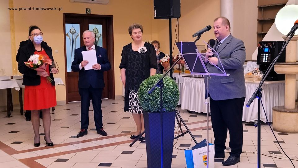Na zdjęciu: zdjęcie z Dnia Seniora połączonego z obchodami 103. rocznicy odzyskania niepodległości przez Polskę w Krajowym Stowarzyszeniu Seniorów „Pasja” z Tomaszowa Mazowieckiego, które odbyło się w czwartek, 12 listopada 2021 roku, w Restauracji Janosik