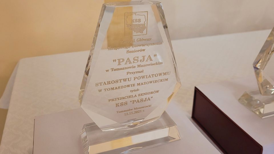 Na zdjęciu: zdjęcie z Dnia Seniora połączonego z obchodami 103. rocznicy odzyskania niepodległości przez Polskę w Krajowym Stowarzyszeniu Seniorów „Pasja” z Tomaszowa Mazowieckiego, które odbyło się w czwartek, 12 listopada 2021 roku, w Restauracji Janosik