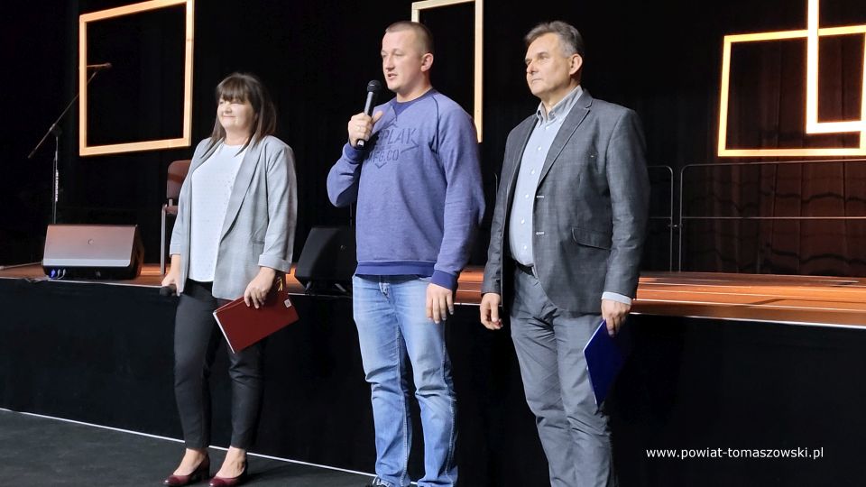 Na zdjęciu: zdjęcie z przedstawienia charytatywnego „Stopklatka” na rzecz Zosi Bigos, które odbyło się w niedzielę, 10 października 2021 roku, w Powiatowym Centrum Animacji Społecznej