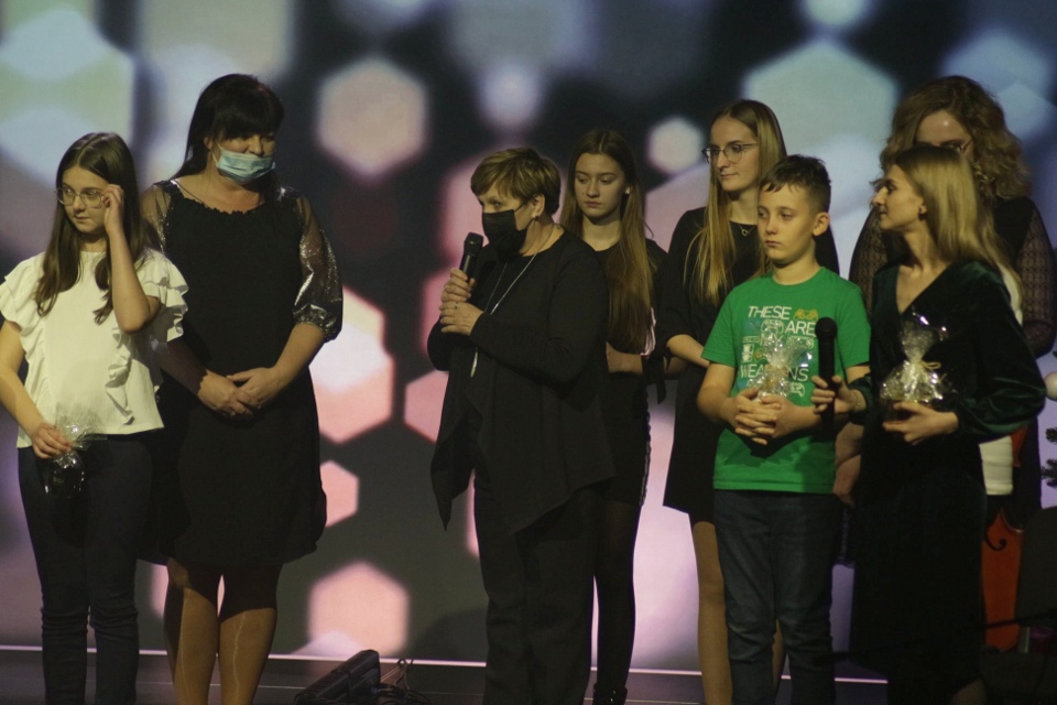 Na zdjęciu: uczestnicy, organizatorzy i goście koncertu kolęd i pastorałek „Radosna nowina”, który odbył się w Sali koncertowej Powiatowego Centrum Animacji Społecznej w Tomaszowie Mazowieckim, w piątek, 14 stycznia 2022 roku