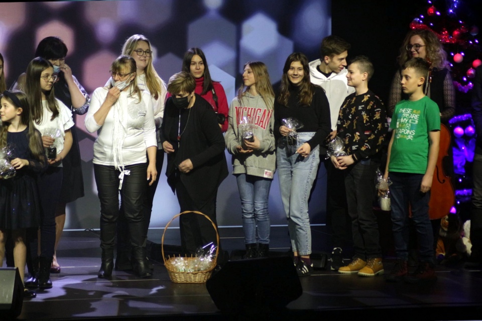 Na zdjęciu: uczestnicy, organizatorzy i goście koncertu kolęd i pastorałek „Radosna nowina”, który odbył się w Sali koncertowej Powiatowego Centrum Animacji Społecznej w Tomaszowie Mazowieckim, w piątek, 14 stycznia 2022 roku