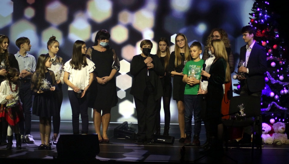 Na zdjęciu: uczestnicy, organizatorzy i goście koncertu kolęd i pastorałek „Radosna nowina”, który odbył się w Sali koncertowej Powiatowego Centrum Animacji Społecznej w Tomaszowie Mazowieckim, w piątek, 14 stycznia 2022 roku