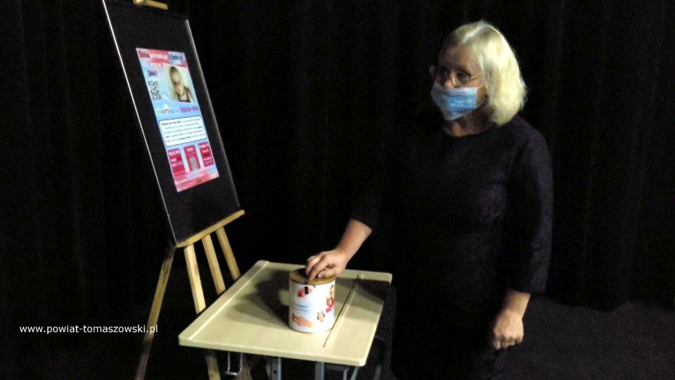 Na zdjęciu: zdjęcie z przedstawienia charytatywnego „Stopklatka” na rzecz Zosi Bigos, które odbyło się w niedzielę, 10 października 2021 roku, w Powiatowym Centrum Animacji Społecznej