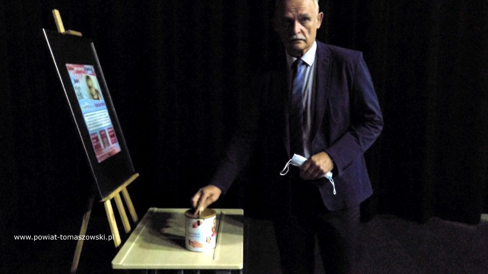 Na zdjęciu: zdjęcie z przedstawienia charytatywnego „Stopklatka” na rzecz Zosi Bigos, które odbyło się w niedzielę, 10 października 2021 roku, w Powiatowym Centrum Animacji Społecznej