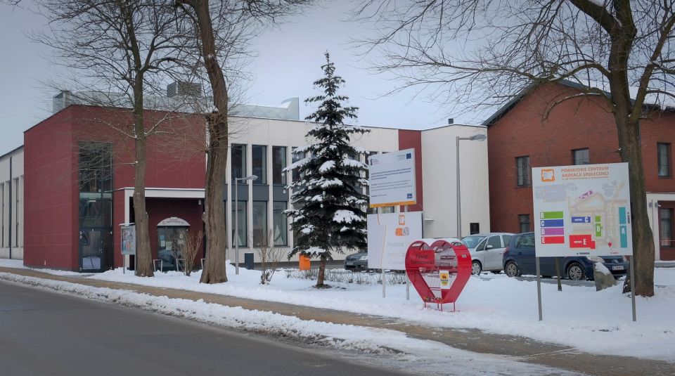Na zdjęciu: pojemnik w kształcie serca na plastikowe zakrętki przed Powiatowym Centrum Animacji Społecznej w Tomaszowie Mazowieckim Powiat zakupił pojemniki na plastikowe nakrętki