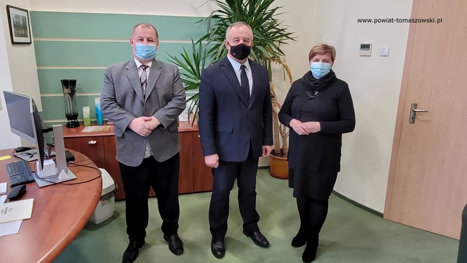 Na zdjęciu: Mariusz Węgrzynowski – Starosta Powiatu Tomaszowskiego i Elżbieta Łojszczyk – członek Zarządu Powiatu Tomaszowskiego, podczas składania gratulacji Markowi Kociubińskiemu – nowemu dyrektorowi Rejonu Energetycznego w Tomaszowie Mazowieckim 