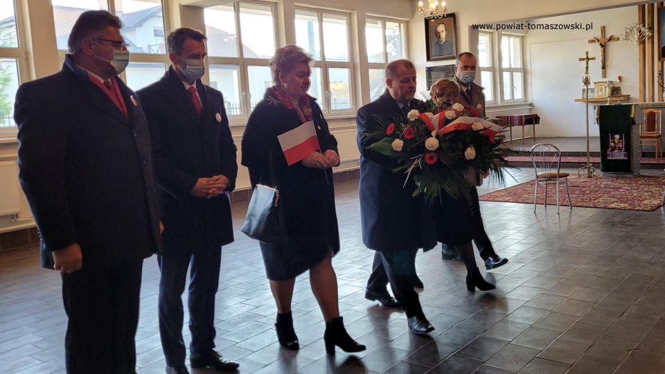 Na zdjęciu: delegacja władz powiatu tomaszowskiego w składzie: od prawej: Michał Czechowicz - członek Zarządu Powiatu, Elżbieta Łojszczyk – członek Zarządu Powiatu, Mariusz Węgrzynowski – Starosta Powiatu Tomaszowskiego, Wacława Bąk – Przewodnicząca Rady Powiatu Tomaszowskiego, Marek Kubiak – członek Zarządu Powiatu Tomaszowskiego, Leszek Ogórek – Wicestarosta Powiatu Tomaszowskiego, , składa kwiaty pod w Kaplicy na terenie kościoła Najświętszej Marii Panny Królowej Polski w Tomaszowie Mazowieckim