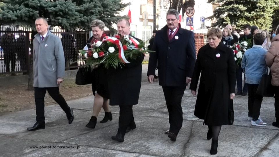 Na zdjęciu: delegacja władz powiatu tomaszowskiego w składzie: od lewej: Michał Czechowicz - członek Zarządu Powiatu, Wacława Bąk – Przewodnicząca Rady Powiatu Tomaszowskiego, Mariusz Węgrzynowski – Starosta Powiatu Tomaszowskiego, Leszek Ogórek – Wicestarosta Powiatu Tomaszowskiego, Elżbieta Łojszczyk – członek Zarządu Powiatu, składa kwiaty pod Pomnikiem Nieznanego Żołnierza na terenie kościoła Najświętszej Marii Panny Królowej Polski w Tomaszowie Mazowieckim