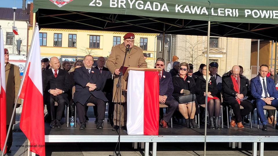 Na zdjęciu: zdjęcie z obchodów 103. Rocznicy odzyskania niepodległości przez Polskę, które odbyły się 11 listopada 2021 roku na pl. Kościuszki w Tomaszowie Mazowieckim