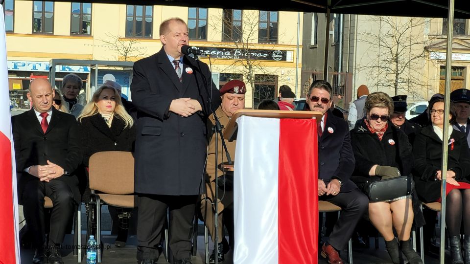 Na zdjęciu: zdjęcie z obchodów 103. Rocznicy odzyskania niepodległości przez Polskę, które odbyły się 11 listopada 2021 roku na pl. Kościuszki w Tomaszowie Mazowieckim