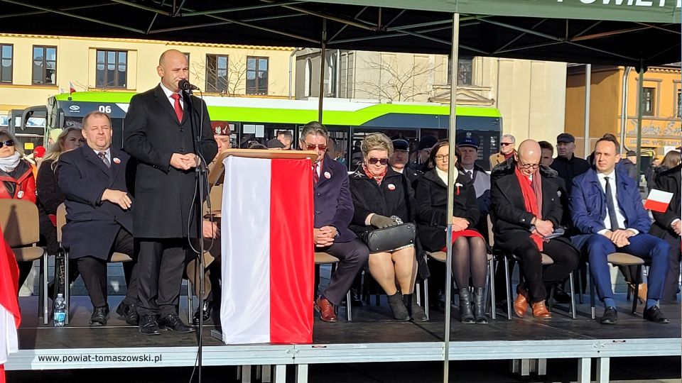 Na zdjęciu: zdjęcie z obchodów 103. Rocznicy odzyskania niepodległości przez Polskę, które odbyły się 11 listopada 2021 roku na pl. Kościuszki w Tomaszowie Mazowieckim