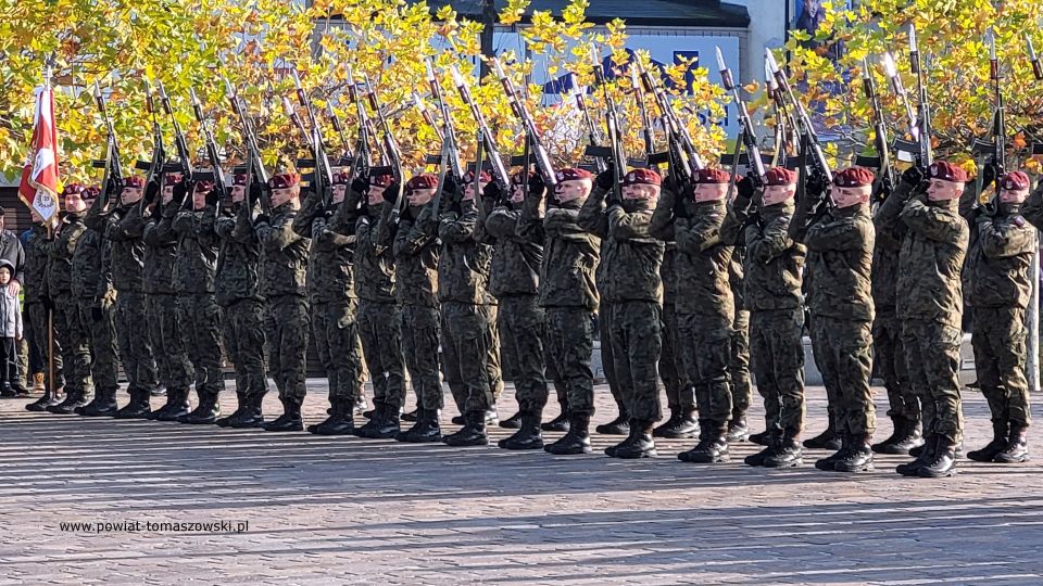 Na zdjęciu: zdjęcie z obchodów 103. Rocznicy odzyskania niepodległości przez Polskę, które odbyły się 11 listopada 2021 roku na pl. Kościuszki w Tomaszowie Mazowieckim