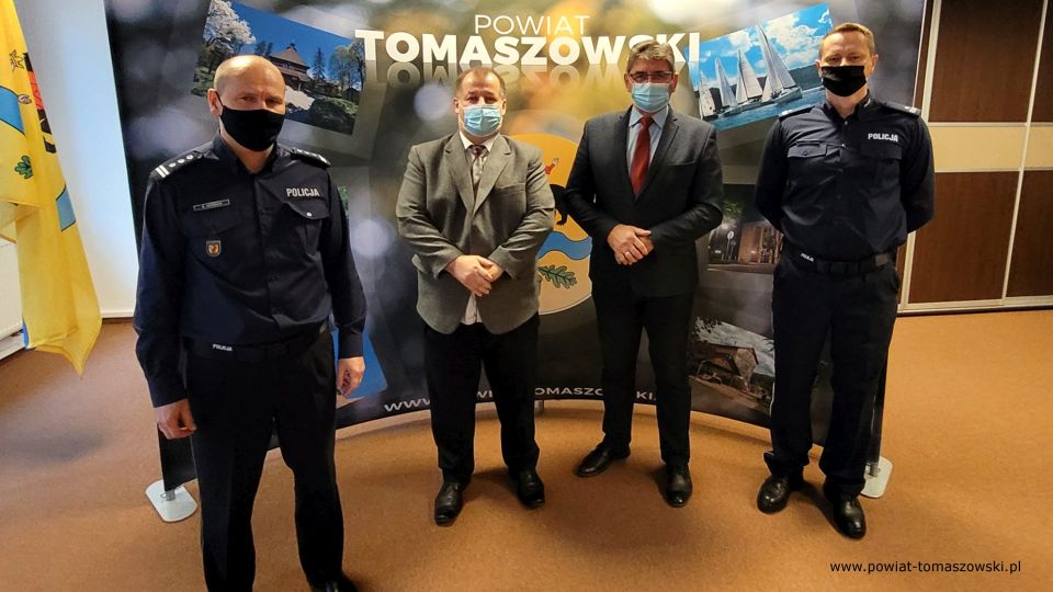 Na zdjęciu: zdjęcie ze spotkania z policjantami, dotyczące przestępstw z wykorzystaniem socjotechniki i techniki, które odbyło się w czwartek, 18 listopada 2021 roku, w sali konferencyjnej w Starostwie Powiatowym w Tomaszowie Mazowieckim