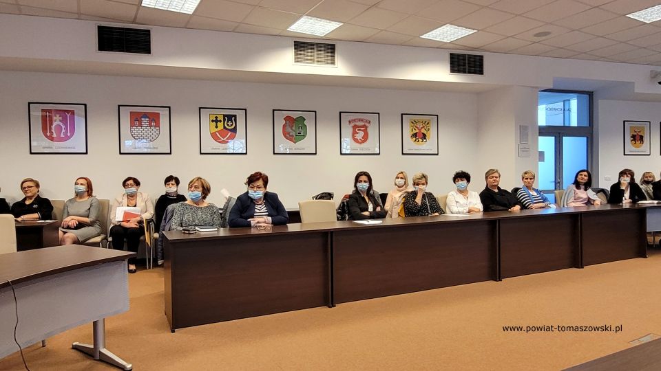Na zdjęciu: zdjęcie ze spotkania z policjantami, dotyczące przestępstw z wykorzystaniem socjotechniki i techniki, które odbyło się w czwartek, 18 listopada 2021 roku, w sali konferencyjnej w Starostwie Powiatowym w Tomaszowie Mazowieckim