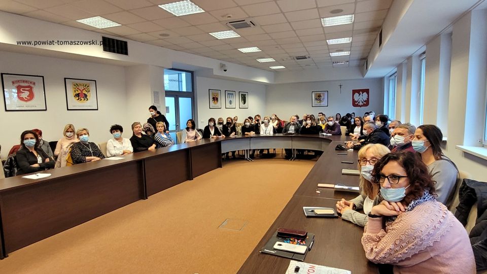 Na zdjęciu: zdjęcie ze spotkania z policjantami, dotyczące przestępstw z wykorzystaniem socjotechniki i techniki, które odbyło się w czwartek, 18 listopada 2021 roku, w sali konferencyjnej w Starostwie Powiatowym w Tomaszowie Mazowieckim