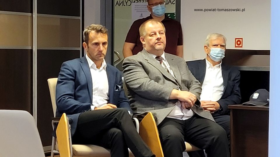 Na zdjęciu: zdjęcie ze spotkania z policjantami, dotyczące przestępstw z wykorzystaniem socjotechniki i techniki, które odbyło się w czwartek, 18 listopada 2021 roku, w sali konferencyjnej w Starostwie Powiatowym w Tomaszowie Mazowieckim