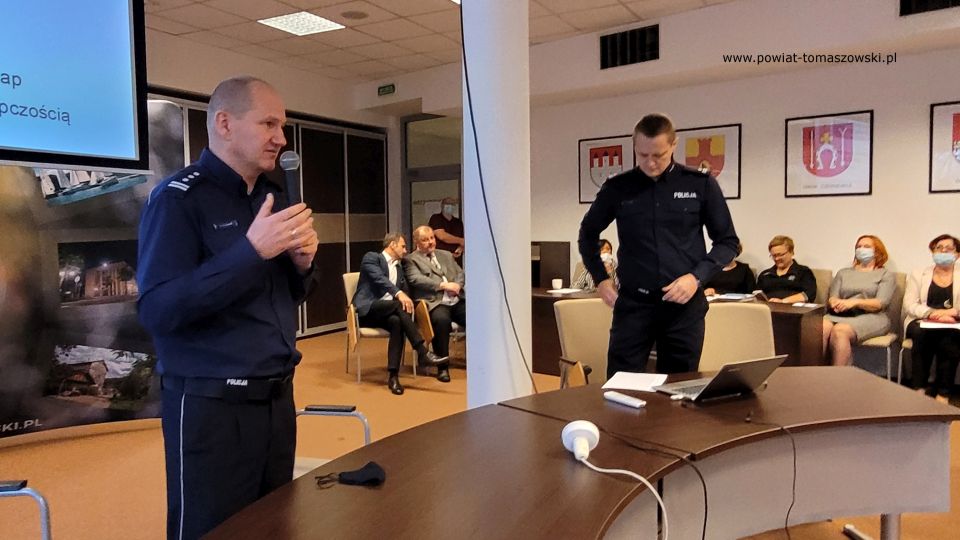 Na zdjęciu: zdjęcie ze spotkania z policjantami, dotyczące przestępstw z wykorzystaniem socjotechniki i techniki, które odbyło się w czwartek, 18 listopada 2021 roku, w sali konferencyjnej w Starostwie Powiatowym w Tomaszowie Mazowieckim