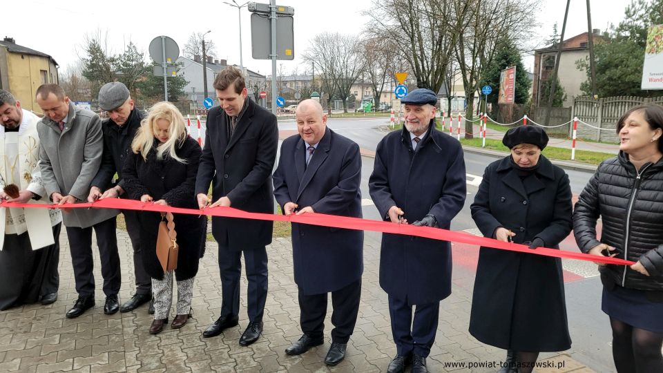 Na zdjęciu: zdjęcie z uroczystego otwarcia przebudowanej drogi powiatowej nr 4337E ul. ks. Jerzego Popiełuszki w Tomaszowie Mazowieckim, które odbyło się w poniedziałek, 29 listopada 2021 roku