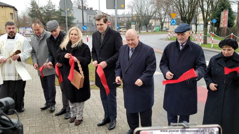 Na zdjęciu: zdjęcie z uroczystego otwarcia przebudowanej drogi powiatowej nr 4337E ul. ks. Jerzego Popiełuszki w Tomaszowie Mazowieckim, które odbyło się w poniedziałek, 29 listopada 2021 roku