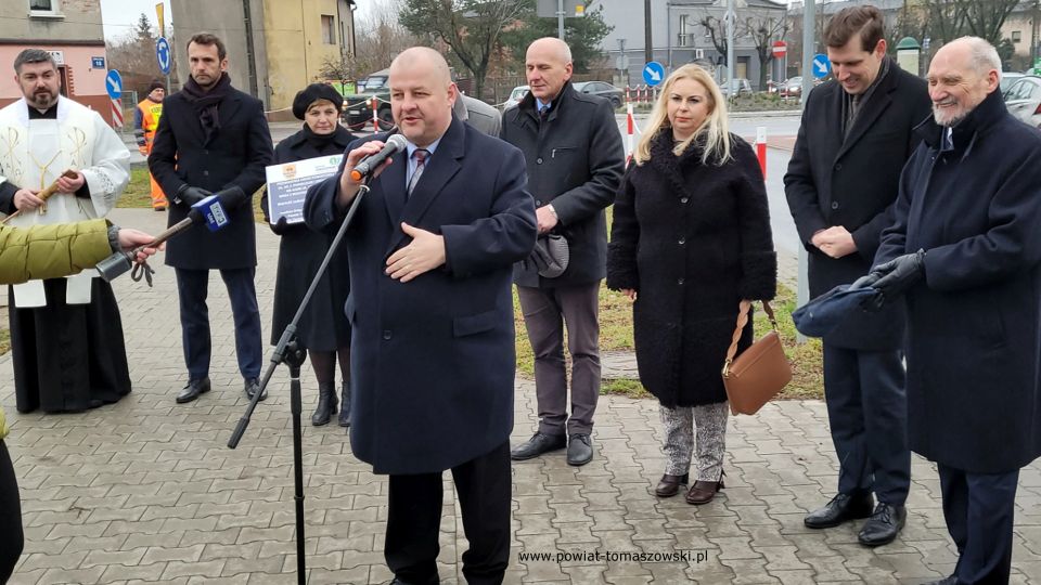 Na zdjęciu: zdjęcie z uroczystego otwarcia przebudowanej drogi powiatowej nr 4337E ul. ks. Jerzego Popiełuszki w Tomaszowie Mazowieckim, które odbyło się w poniedziałek, 29 listopada 2021 roku