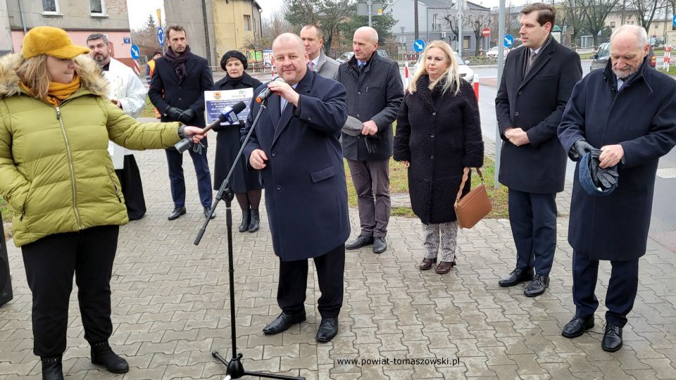 Na zdjęciu: zdjęcie z uroczystego otwarcia przebudowanej drogi powiatowej nr 4337E ul. ks. Jerzego Popiełuszki w Tomaszowie Mazowieckim, które odbyło się w poniedziałek, 29 listopada 2021 roku