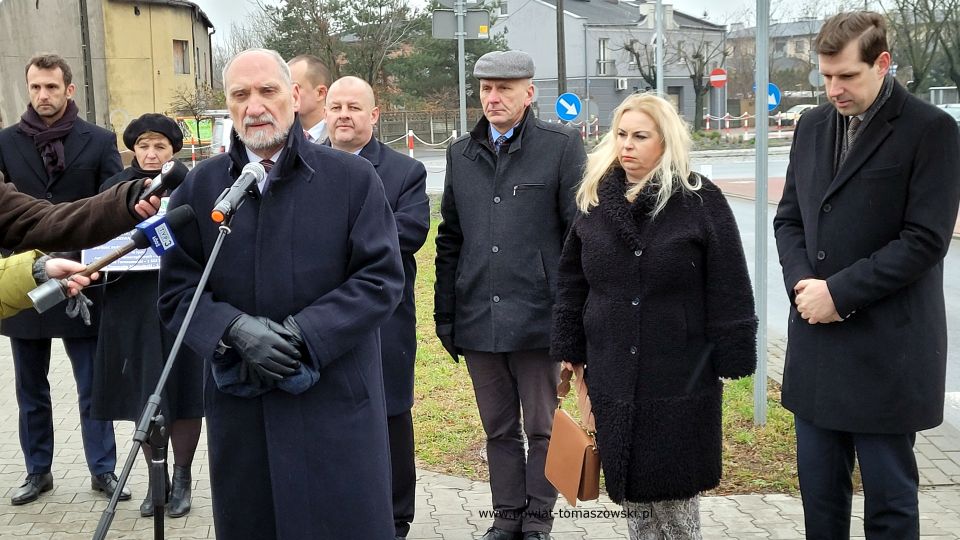 Na zdjęciu: zdjęcie z uroczystego otwarcia przebudowanej drogi powiatowej nr 4337E ul. ks. Jerzego Popiełuszki w Tomaszowie Mazowieckim, które odbyło się w poniedziałek, 29 listopada 2021 roku
