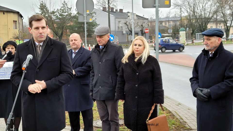 Na zdjęciu: zdjęcie z uroczystego otwarcia przebudowanej drogi powiatowej nr 4337E ul. ks. Jerzego Popiełuszki w Tomaszowie Mazowieckim, które odbyło się w poniedziałek, 29 listopada 2021 roku