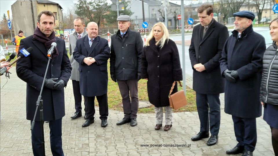 Na zdjęciu: zdjęcie z uroczystego otwarcia przebudowanej drogi powiatowej nr 4337E ul. ks. Jerzego Popiełuszki w Tomaszowie Mazowieckim, które odbyło się w poniedziałek, 29 listopada 2021 roku