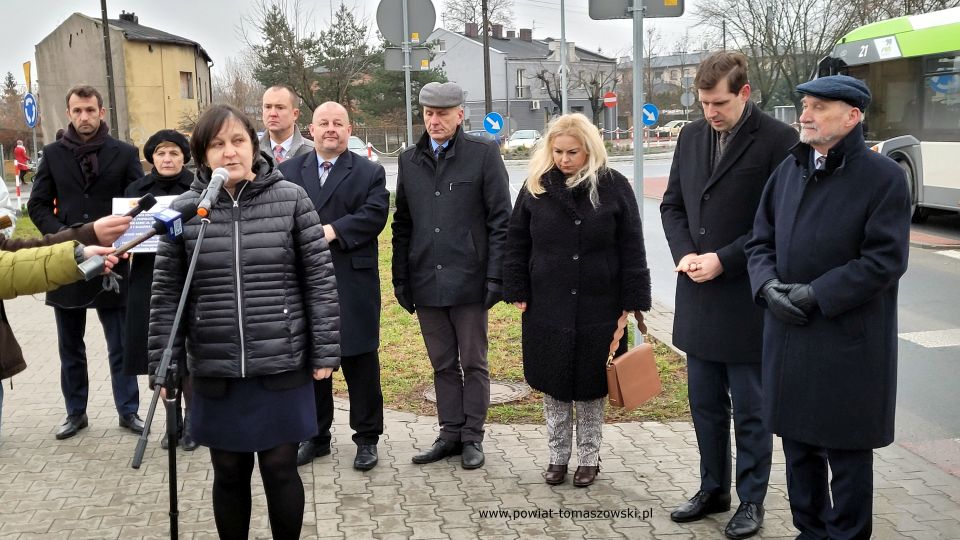 Na zdjęciu: zdjęcie z uroczystego otwarcia przebudowanej drogi powiatowej nr 4337E ul. ks. Jerzego Popiełuszki w Tomaszowie Mazowieckim, które odbyło się w poniedziałek, 29 listopada 2021 roku