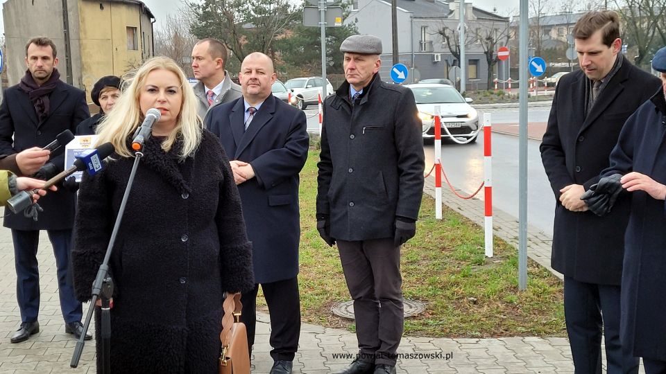 Na zdjęciu: zdjęcie z uroczystego otwarcia przebudowanej drogi powiatowej nr 4337E ul. ks. Jerzego Popiełuszki w Tomaszowie Mazowieckim, które odbyło się w poniedziałek, 29 listopada 2021 roku