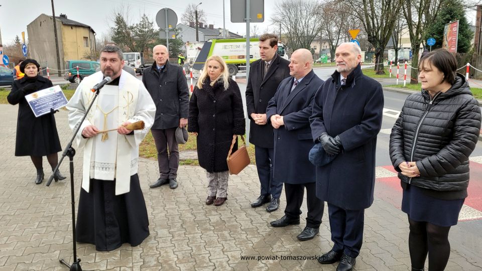 Na zdjęciu: zdjęcie z uroczystego otwarcia przebudowanej drogi powiatowej nr 4337E ul. ks. Jerzego Popiełuszki w Tomaszowie Mazowieckim, które odbyło się w poniedziałek, 29 listopada 2021 roku