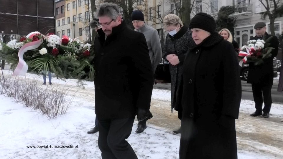 Na zdjęciu: uczestnicy obchodów159. rocznicy wybuchu powstania styczniowego, które odbyły się w Tomaszowie Mazowieckim w piątek, 21 stycznia 2022 roku