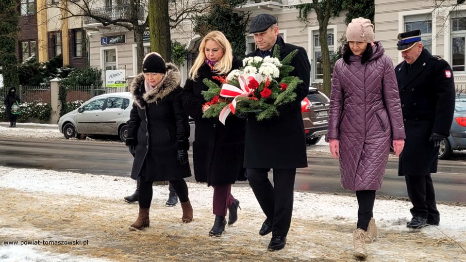 Na zdjęciu: uczestnicy obchodów159. rocznicy wybuchu powstania styczniowego, które odbyły się w Tomaszowie Mazowieckim w piątek, 21 stycznia 2022 roku