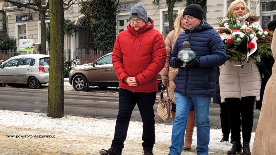 Na zdjęciu: uczestnicy obchodów159. rocznicy wybuchu powstania styczniowego, które odbyły się w Tomaszowie Mazowieckim w piątek, 21 stycznia 2022 roku