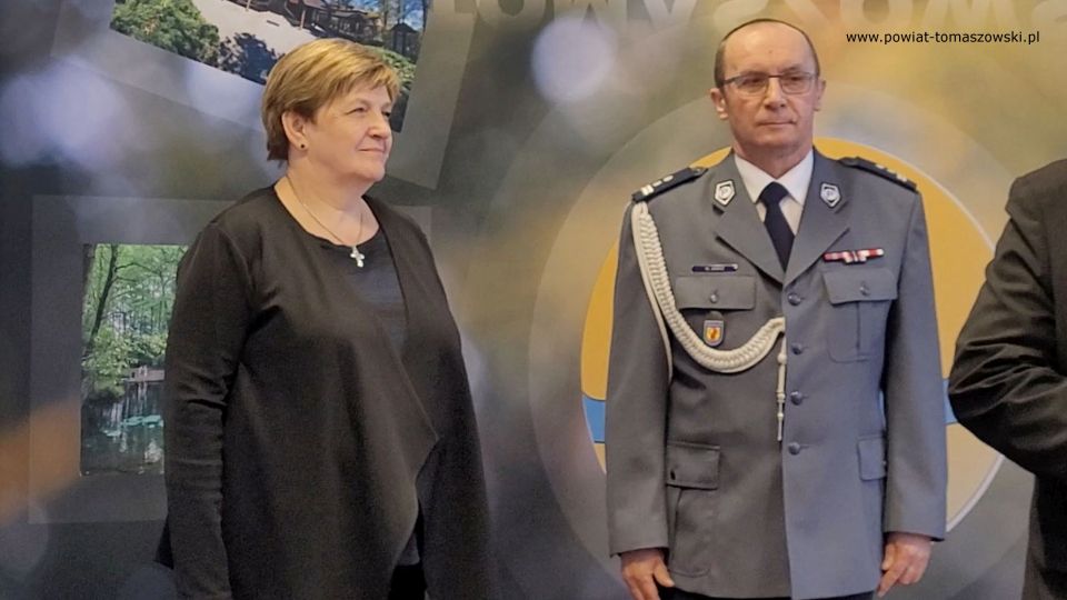 Na zdjęciu: uczestnicy uroczystości pożegnania odchodzącego na emeryturę młodszego inspektora Wojciecha Tatara, zastępcy Komendanta Powiatowego Policji w Tomaszowie Mazowieckim, które odbyło się w poniedziałek, 7 marca 2022 roku, w sali konferencyjnej w Starostwie Powiatowy w Tomaszowie Mazowieckim