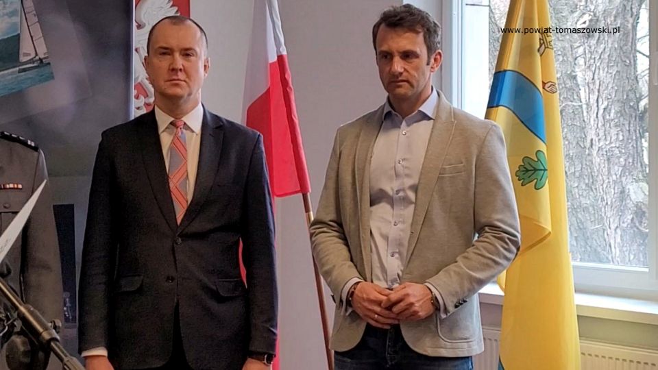 Na zdjęciu: uczestnicy uroczystości pożegnania odchodzącego na emeryturę młodszego inspektora Wojciecha Tatara, zastępcy Komendanta Powiatowego Policji w Tomaszowie Mazowieckim, które odbyło się w poniedziałek, 7 marca 2022 roku, w sali konferencyjnej w Starostwie Powiatowy w Tomaszowie Mazowieckim