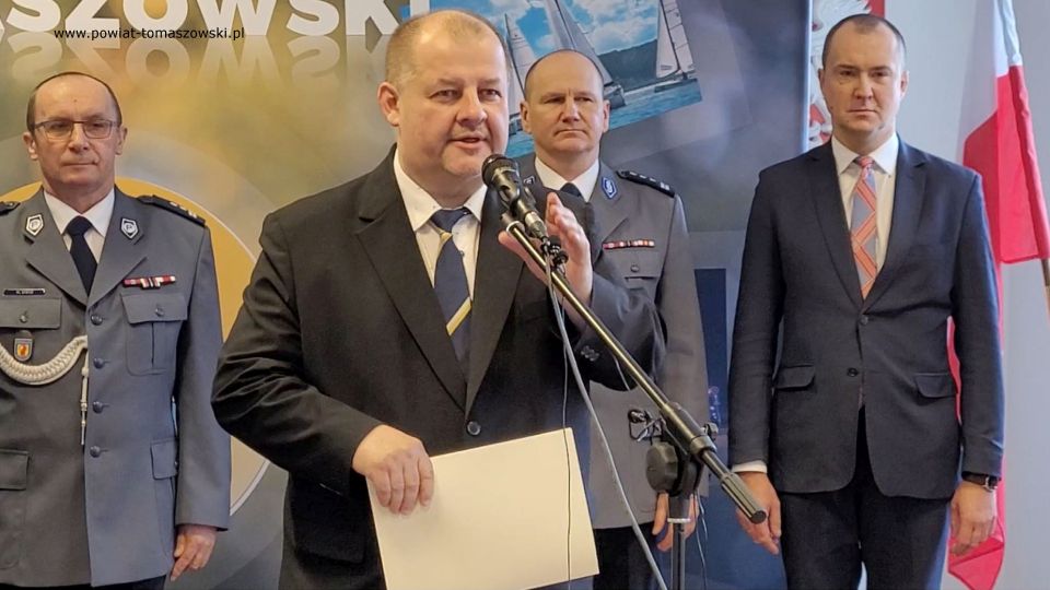 Na zdjęciu: uczestnicy uroczystości pożegnania odchodzącego na emeryturę młodszego inspektora Wojciecha Tatara, zastępcy Komendanta Powiatowego Policji w Tomaszowie Mazowieckim, które odbyło się w poniedziałek, 7 marca 2022 roku, w sali konferencyjnej w Starostwie Powiatowy w Tomaszowie Mazowieckim