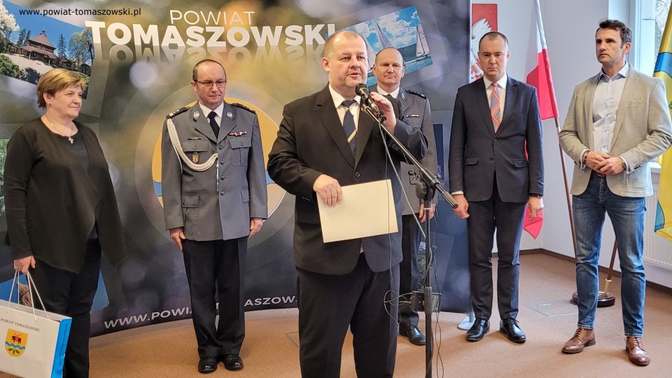 Na zdjęciu: uczestnicy uroczystości pożegnania odchodzącego na emeryturę młodszego inspektora Wojciecha Tatara, zastępcy Komendanta Powiatowego Policji w Tomaszowie Mazowieckim, które odbyło się w poniedziałek, 7 marca 2022 roku, w sali konferencyjnej w Starostwie Powiatowy w Tomaszowie Mazowieckim